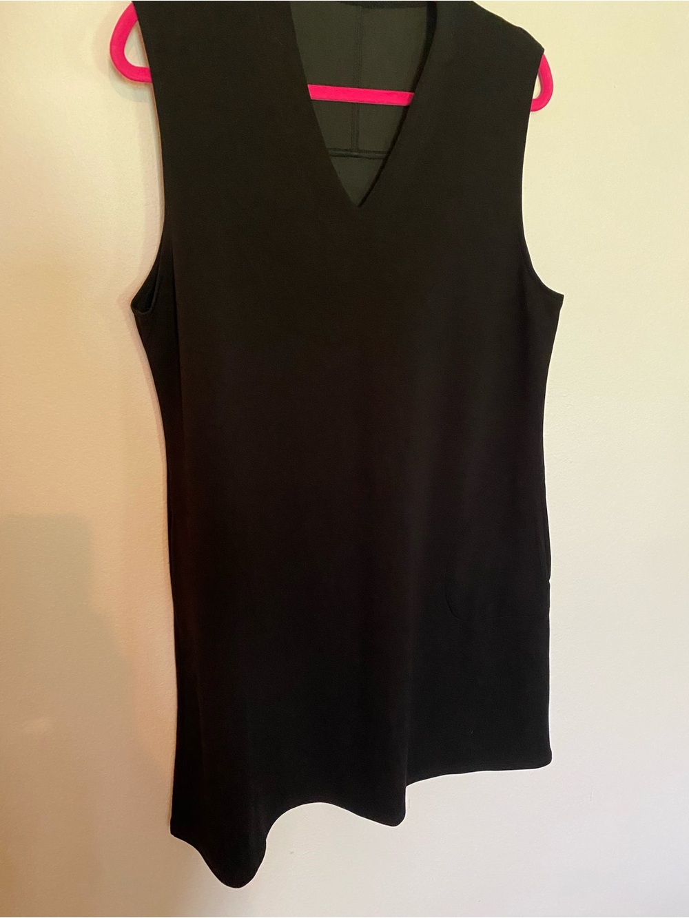 Classic Black Sleeveless V-Neck Shift Dress